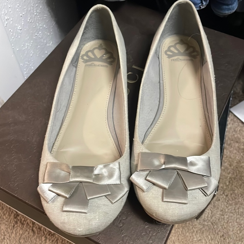 Fergalicious flats gray with flat bows on toes. Like new. Size 7.5